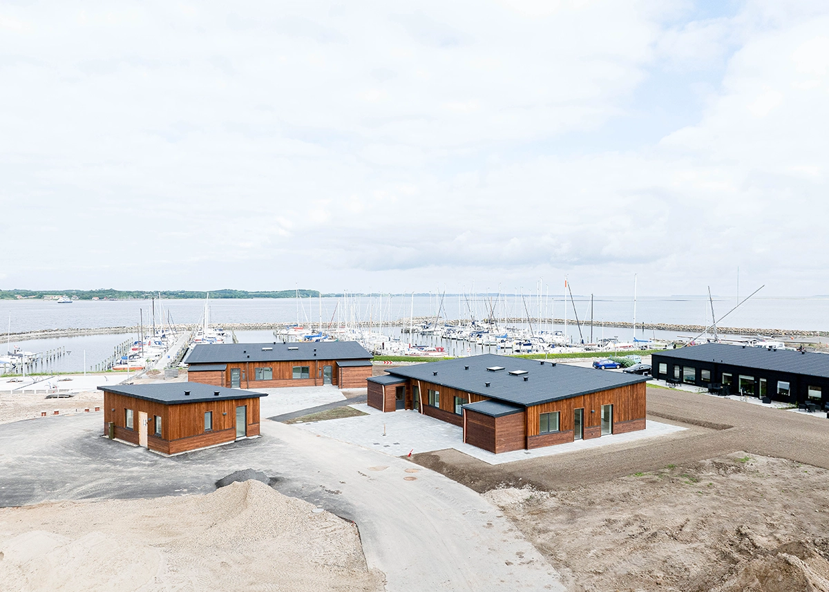 Moderne facade i mørkt kiri-træ