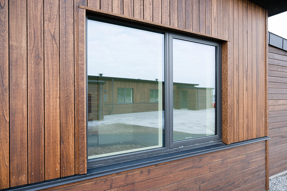 Moderne facade i mørkt kiri-træ