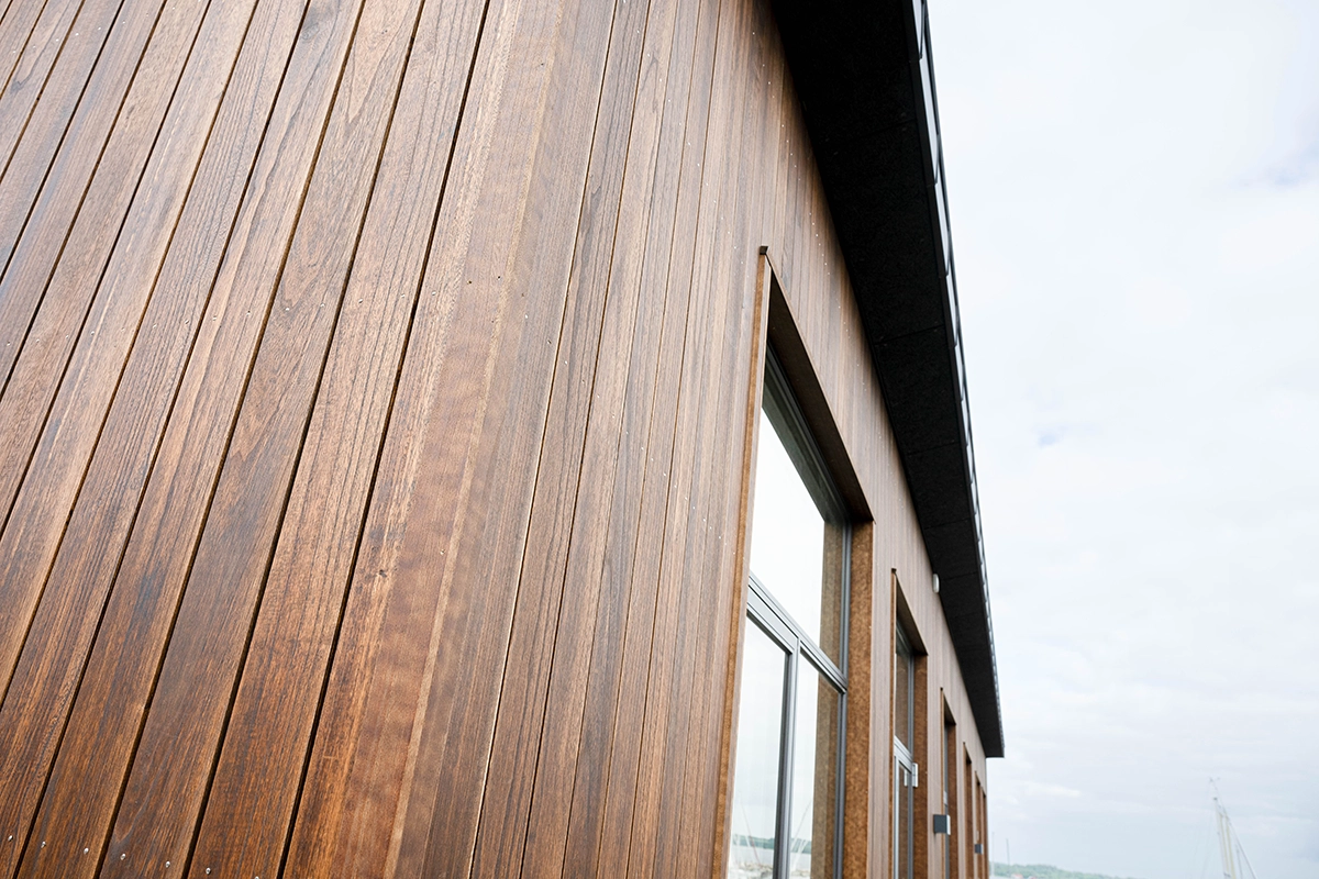 Moderne facade i mørkt kiri-træ
