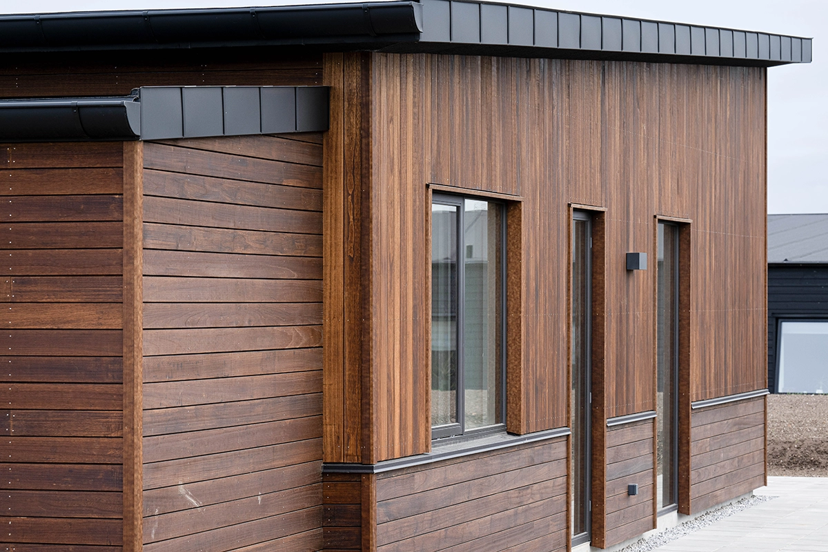 Moderne facade i mørkt kiri-træ